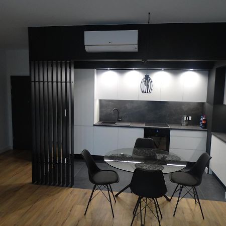 Black&White Apartment Bis - Male Garbary 8 Познан Екстериор снимка