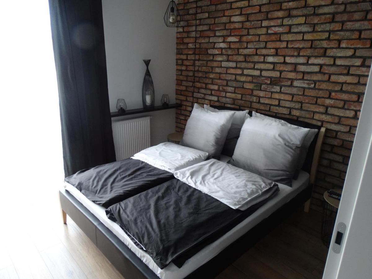 Black&White Apartment Bis - Male Garbary 8 Познан Екстериор снимка